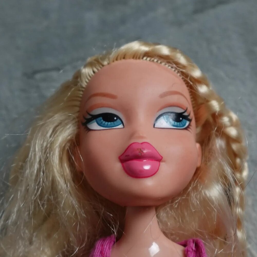 Bratz Play Doll Cloe Straight Blonde Hair Casual Outfit Top Skirt - Picture 3 of 11